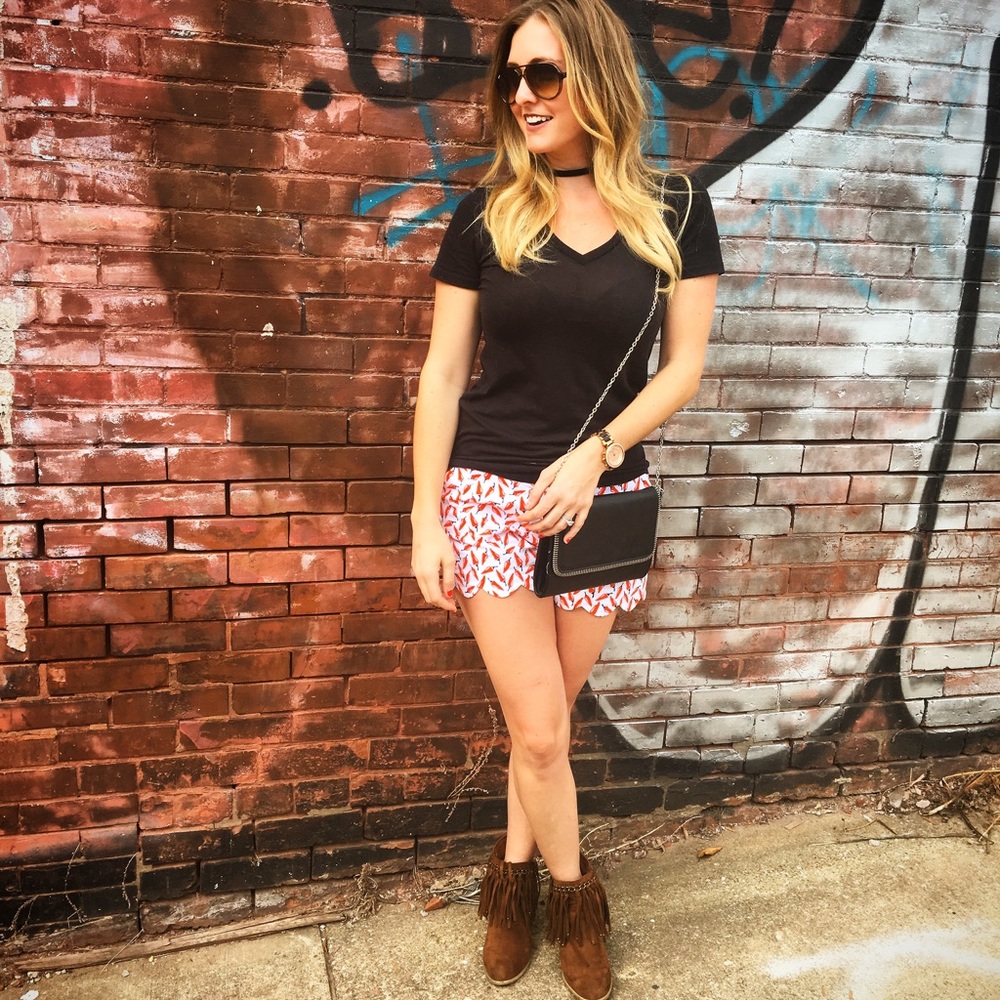Crown & Ivy cute scalloped pepper shorts